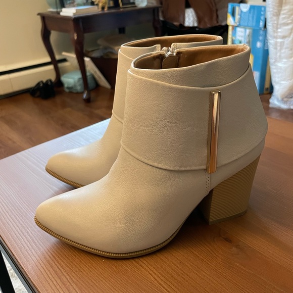 Cream Brazilian leather and gold, block heeled, booties in women’s size 5.5 - Picture 5 of 6